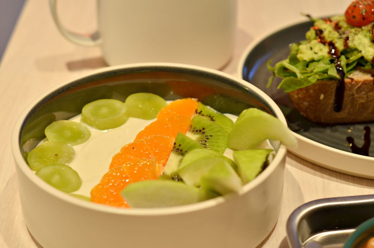台北市信義區。BEAN U Plant Cafe || 來嚐繽紛蔬食的豆奶優格碗,松菸咖啡廳必嚐早午餐口袋名單 - 第7張圖