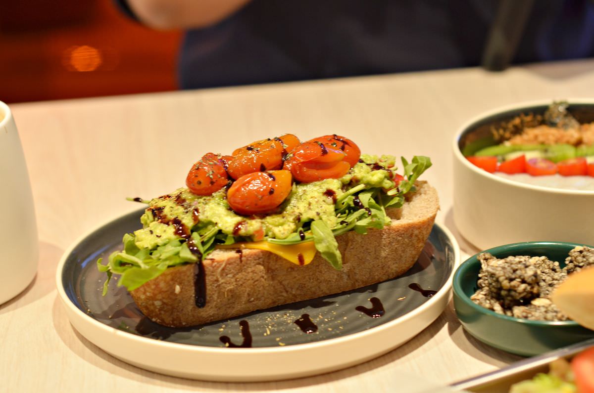 台北市信義區。BEAN U Plant Cafe || 來嚐繽紛蔬食的豆奶優格碗,松菸咖啡廳必嚐早午餐口袋名單 - 第13張圖