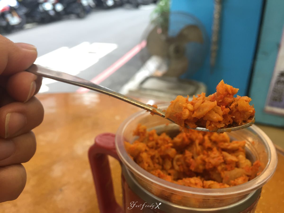 新北新店區。炳宏甘蔗麵線 || 用甘蔗大骨打造甜美湯底,配上香Q滷大腸和鮮美蚵仔的台味小吃 - 第4張圖