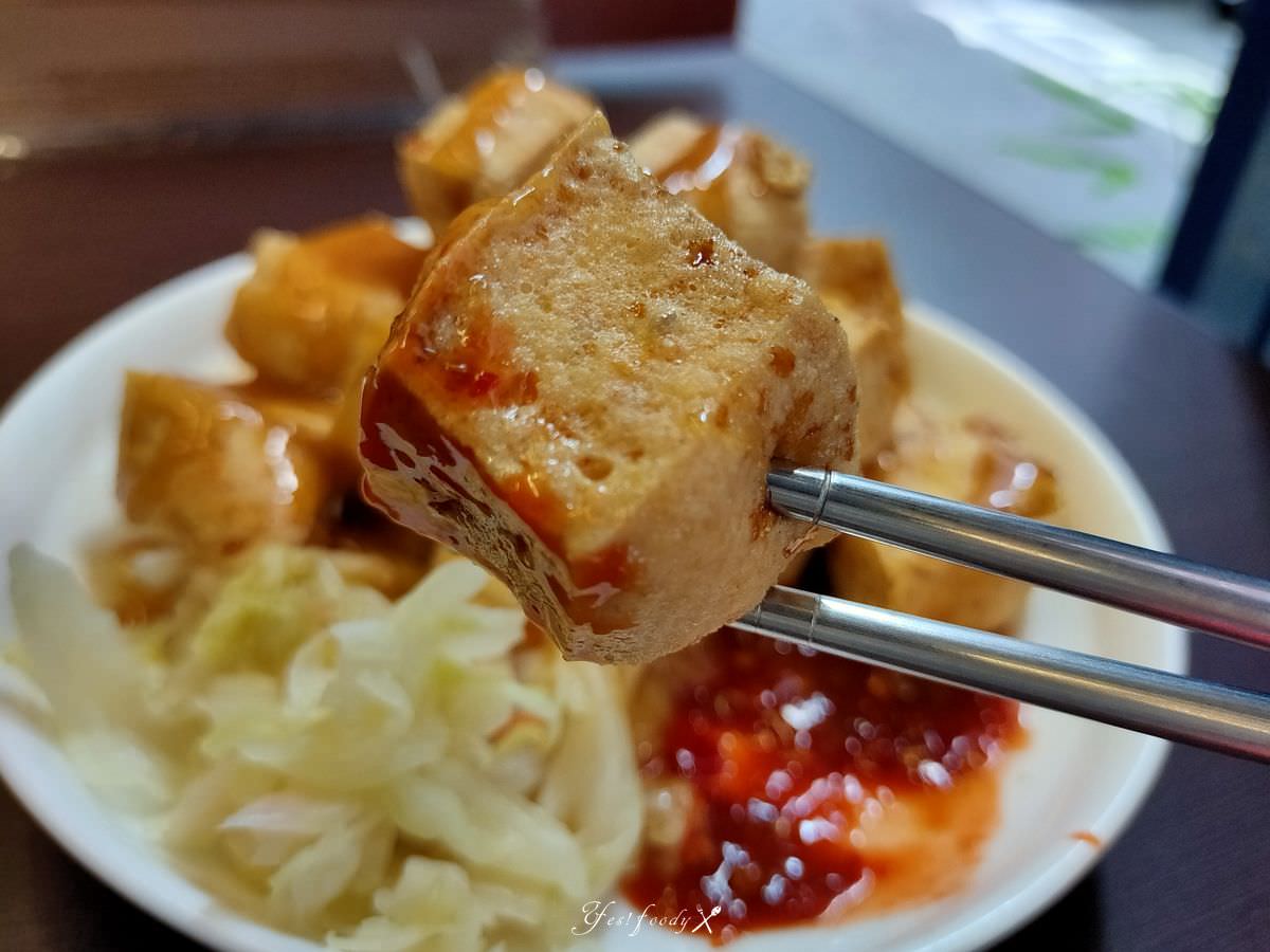 新北新店區。炳宏甘蔗麵線 || 用甘蔗大骨打造甜美湯底,配上香Q滷大腸和鮮美蚵仔的台味小吃 - 第7張圖