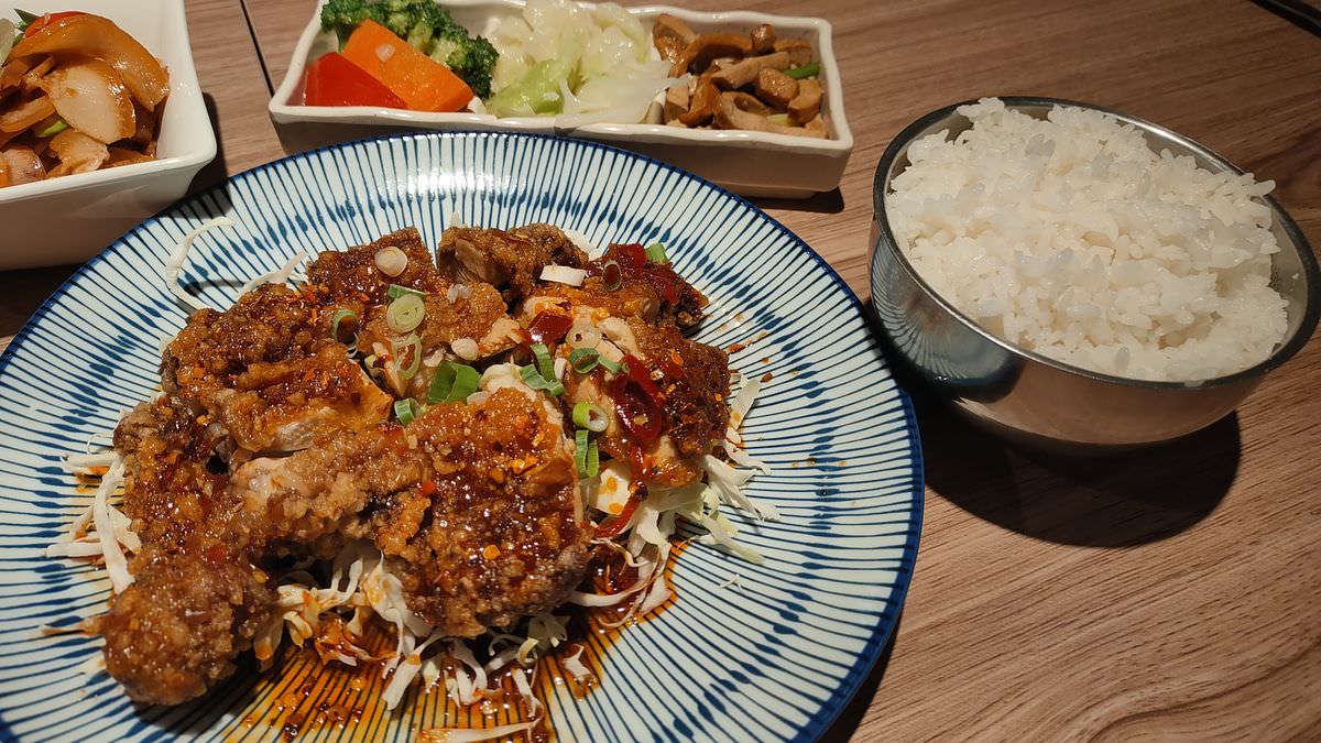 新北新店區。春至 麻辣大師 || 香麻濃郁涮嘴湯頭，飯麵功夫小菜都好吃，嗜辣吃貨還可挑戰隱藏版魔鬼椒辣度美味