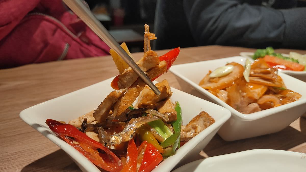 新北新店區。春至 麻辣大師 || 香麻濃郁涮嘴湯頭，飯麵功夫小菜都好吃，嗜辣吃貨還可挑戰隱藏版魔鬼椒辣度美味