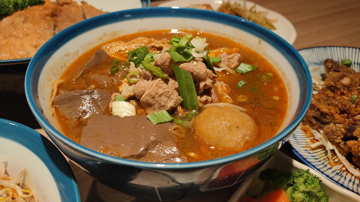 新北新店區。春至 麻辣大師 || 香麻濃郁涮嘴湯頭，飯麵功夫小菜都好吃，嗜辣吃貨還可挑戰隱藏版魔鬼椒辣度美味