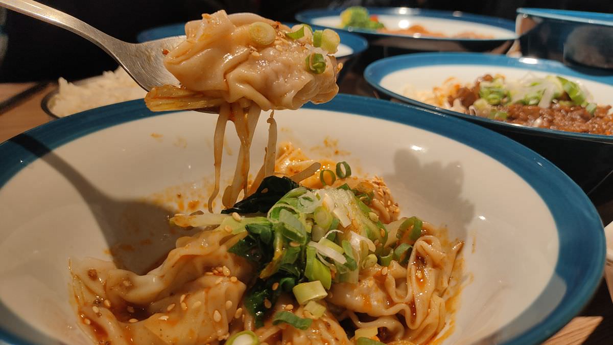 新北新店區。春至 麻辣大師 || 香麻濃郁涮嘴湯頭，飯麵功夫小菜都好吃，嗜辣吃貨還可挑戰隱藏版魔鬼椒辣度美味