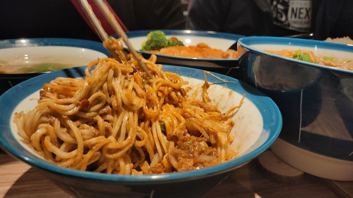 新北新店區。春至 麻辣大師 || 香麻濃郁涮嘴湯頭，飯麵功夫小菜都好吃，嗜辣吃貨還可挑戰隱藏版魔鬼椒辣度美味