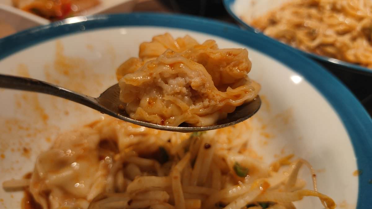 新北新店區。春至 麻辣大師 || 香麻濃郁涮嘴湯頭，飯麵功夫小菜都好吃，嗜辣吃貨還可挑戰隱藏版魔鬼椒辣度美味