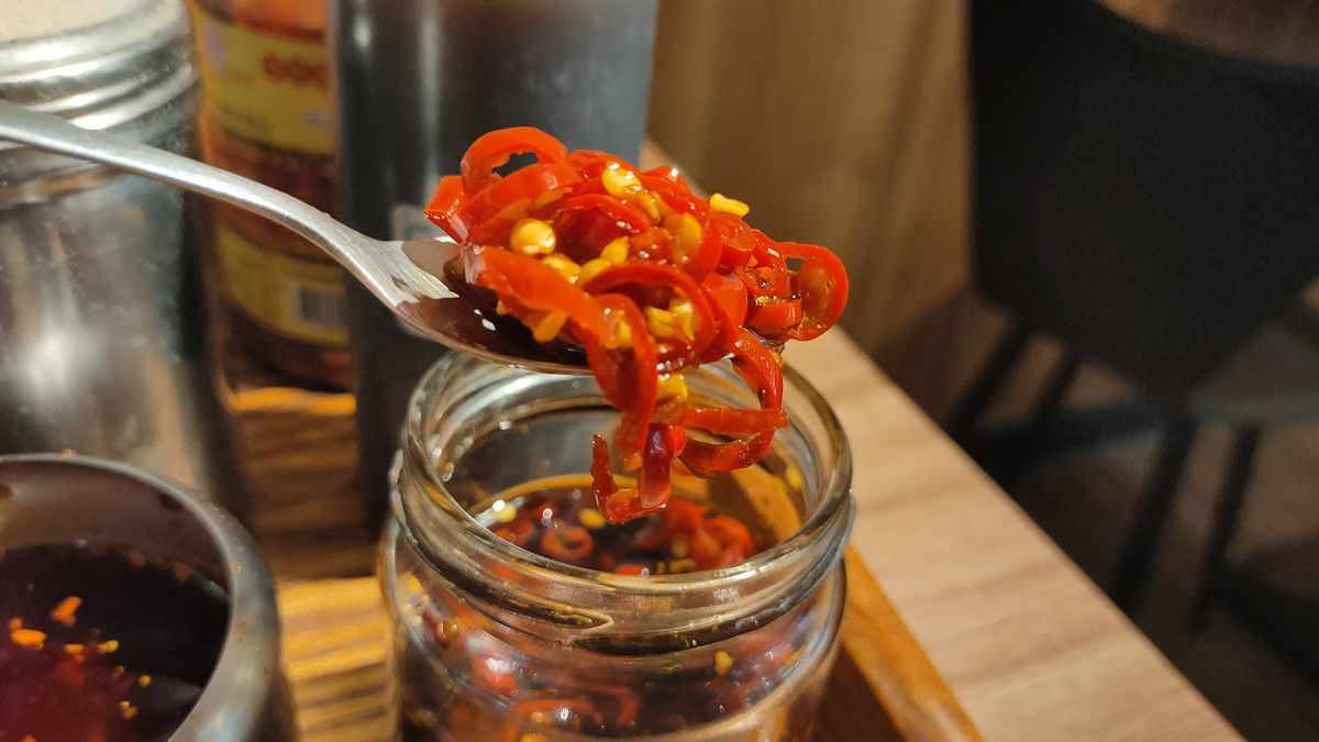 新北新店區。春至 麻辣大師 || 香麻濃郁涮嘴湯頭，飯麵功夫小菜都好吃，嗜辣吃貨還可挑戰隱藏版魔鬼椒辣度美味