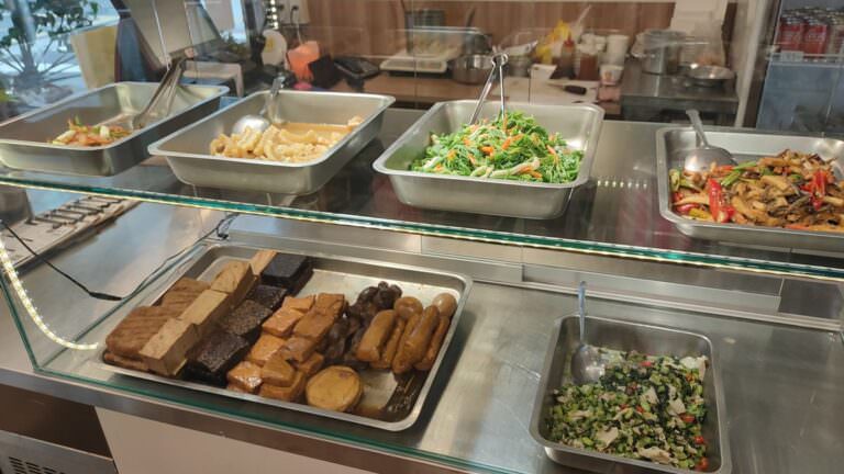 新北新店區。春至 麻辣大師 || 香麻濃郁涮嘴湯頭，飯麵功夫小菜都好吃，嗜辣吃貨還可挑戰隱藏版魔鬼椒辣度美味