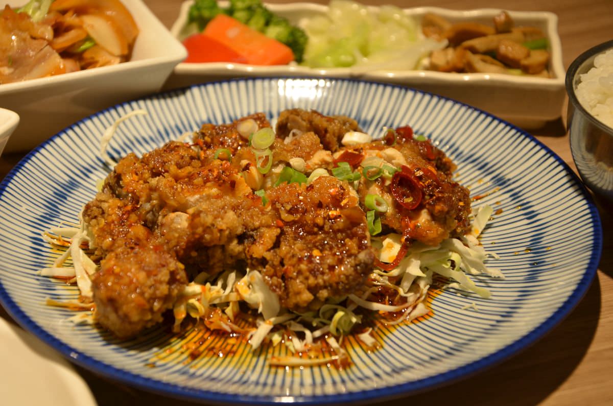 新北新店區。春至 麻辣大師 || 香麻濃郁涮嘴湯頭，飯麵功夫小菜都好吃，嗜辣吃貨還可挑戰隱藏版魔鬼椒辣度美味