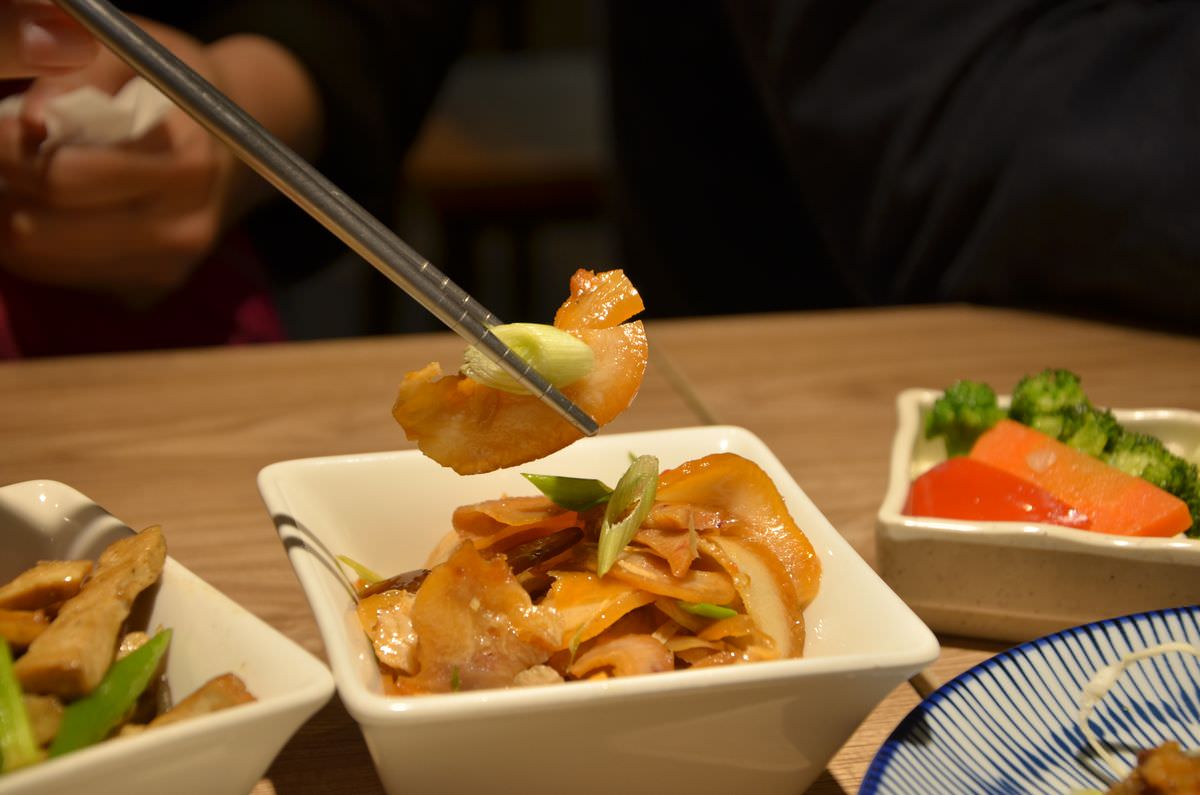 新北新店區。春至 麻辣大師 || 香麻濃郁涮嘴湯頭，飯麵功夫小菜都好吃，嗜辣吃貨還可挑戰隱藏版魔鬼椒辣度美味