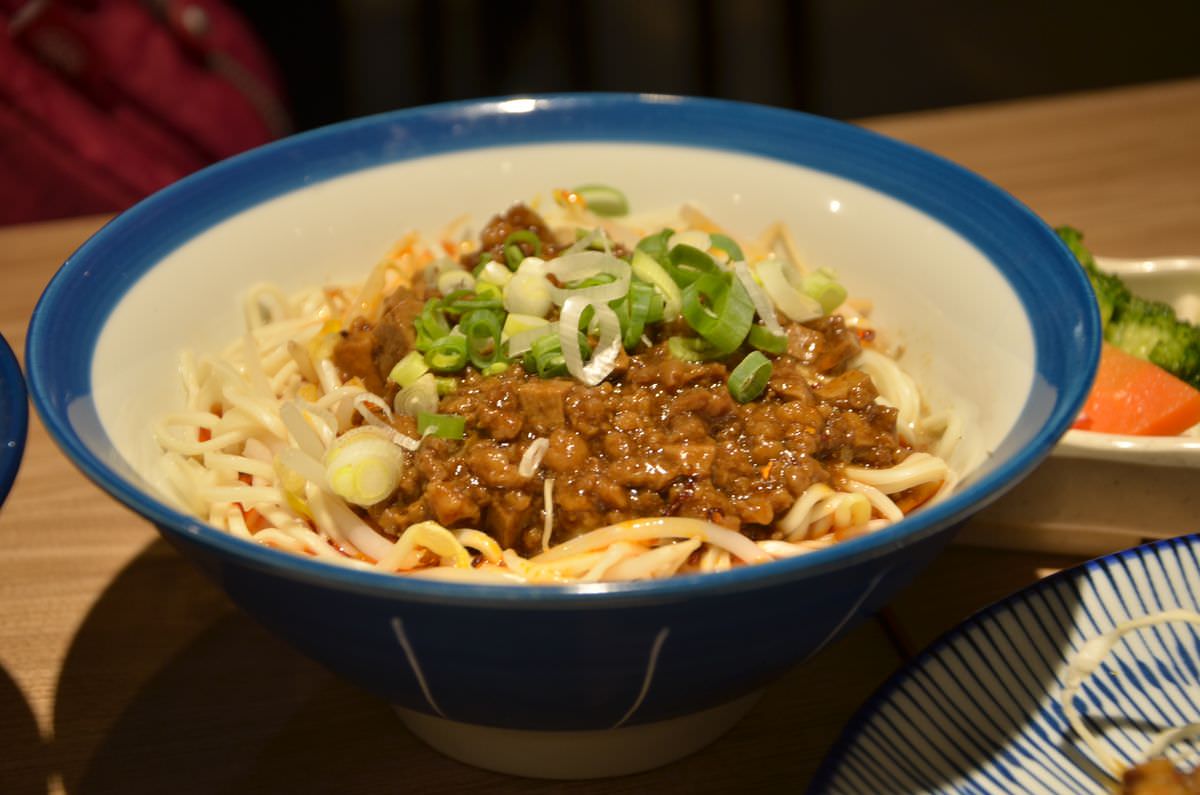 新北新店區。春至 麻辣大師 || 香麻濃郁涮嘴湯頭，飯麵功夫小菜都好吃，嗜辣吃貨還可挑戰隱藏版魔鬼椒辣度美味