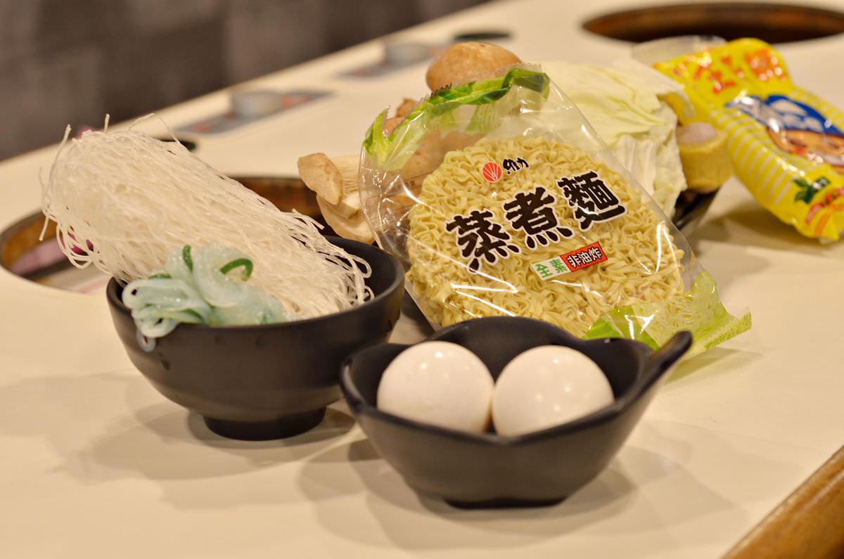 台北市萬華區。94咖哩孃-萬大鍋物店 || 獨門特製咖哩湯頭,悠閒享用慢活鍋物、蔬食自助吧吃到飽 - 第12張圖
