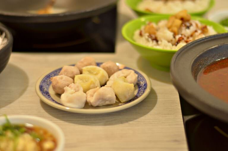 台北市信義區。大利石頭火鍋 || 傳統老台味的誘人香氣,讓你的味蕾沸騰!尚青海鮮與肉品絕配,享受視覺和嗅覺的雙重饗宴 - 第23張圖