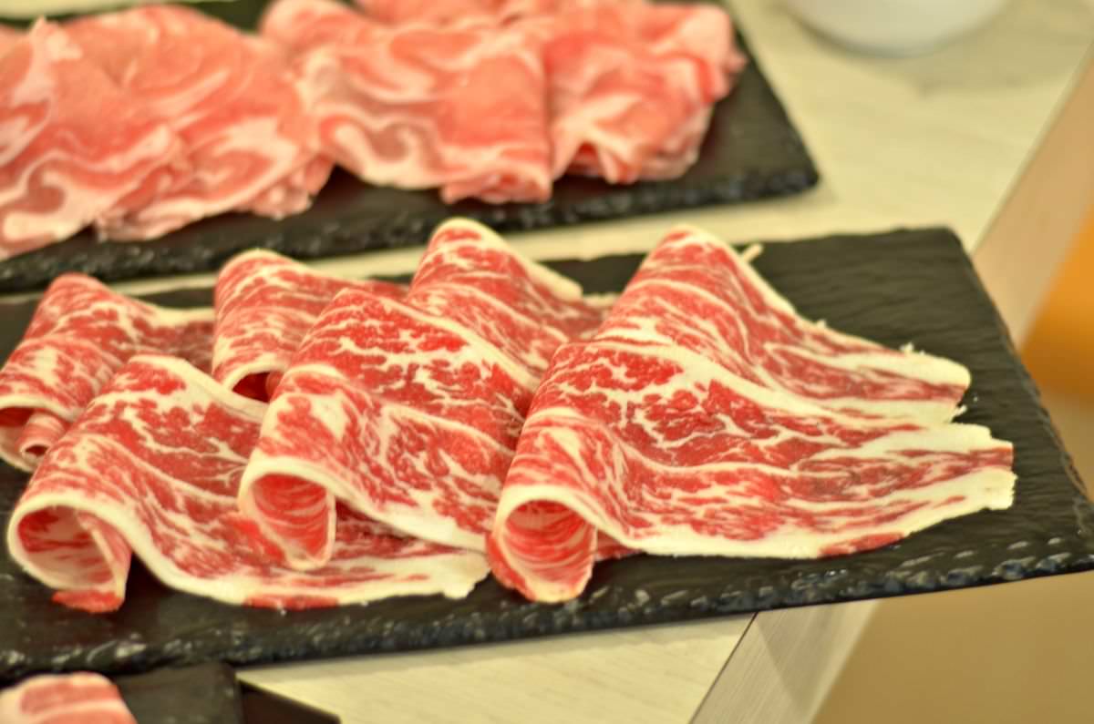 台北市信義區。大利石頭火鍋 || 傳統老台味的誘人香氣,讓你的味蕾沸騰!尚青海鮮與肉品絕配,享受視覺和嗅覺的雙重饗宴 - 第16張圖