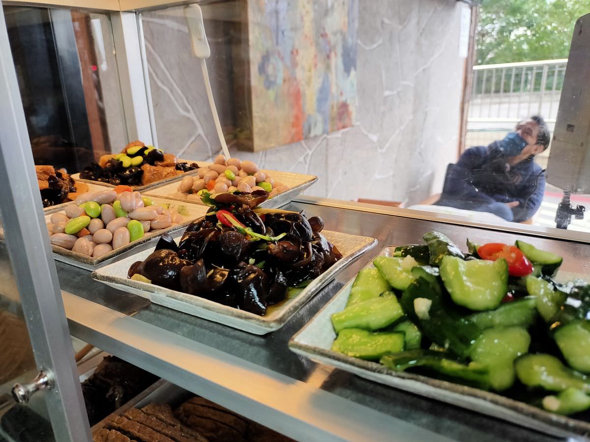 新北新店區。嗑餃子 || 碧潭旁的巨大爆汁韭黃鍋貼 - 第16張圖