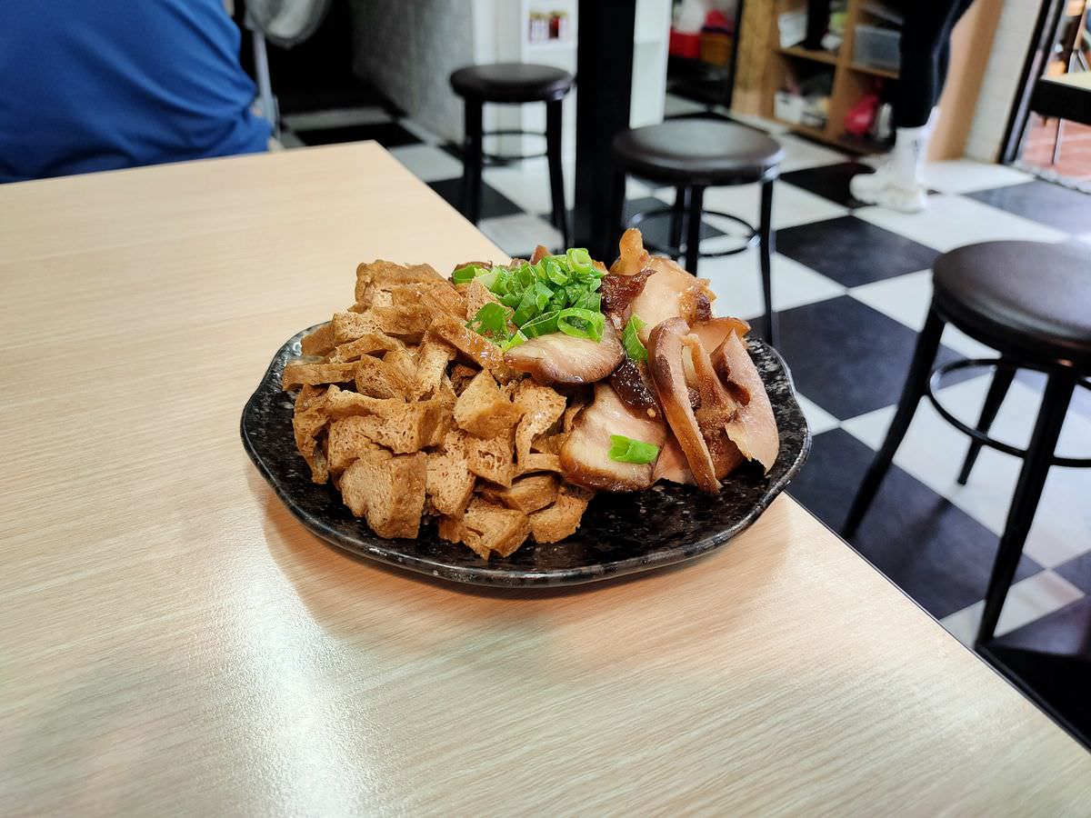 新北新店區。嗑餃子 || 碧潭旁的巨大爆汁韭黃鍋貼 - 第17張圖