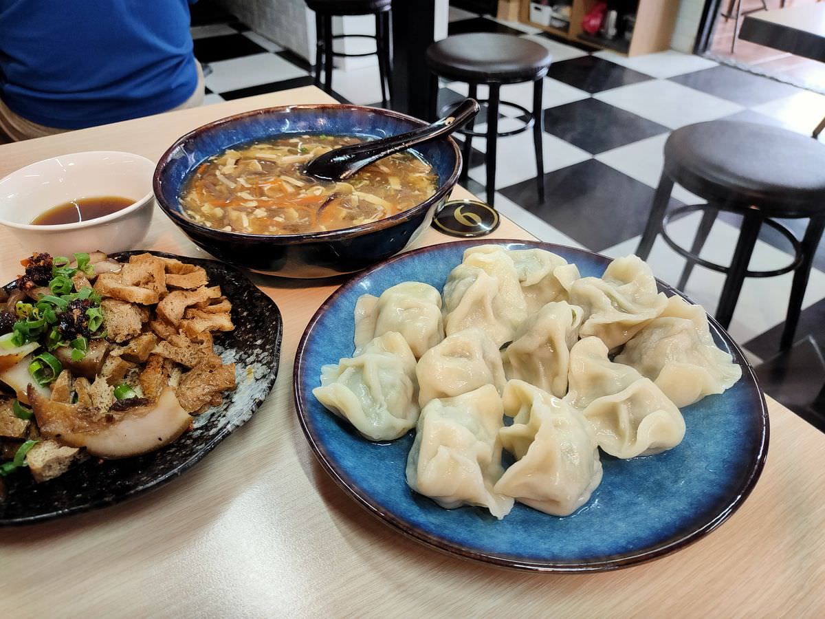 新北新店區。嗑餃子 || 碧潭旁的巨大爆汁韭黃鍋貼 - 第4張圖