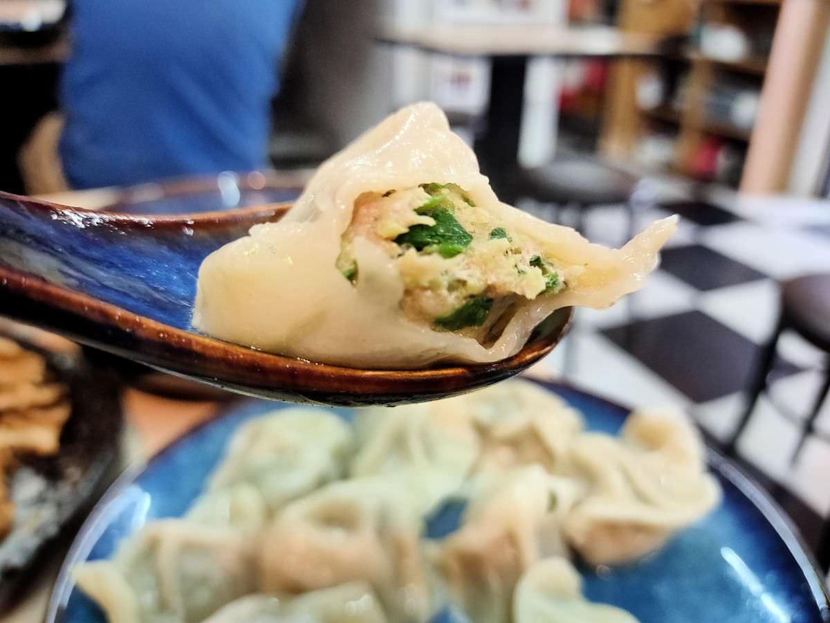 新北新店區。嗑餃子 || 碧潭旁的巨大爆汁韭黃鍋貼 - 第7張圖