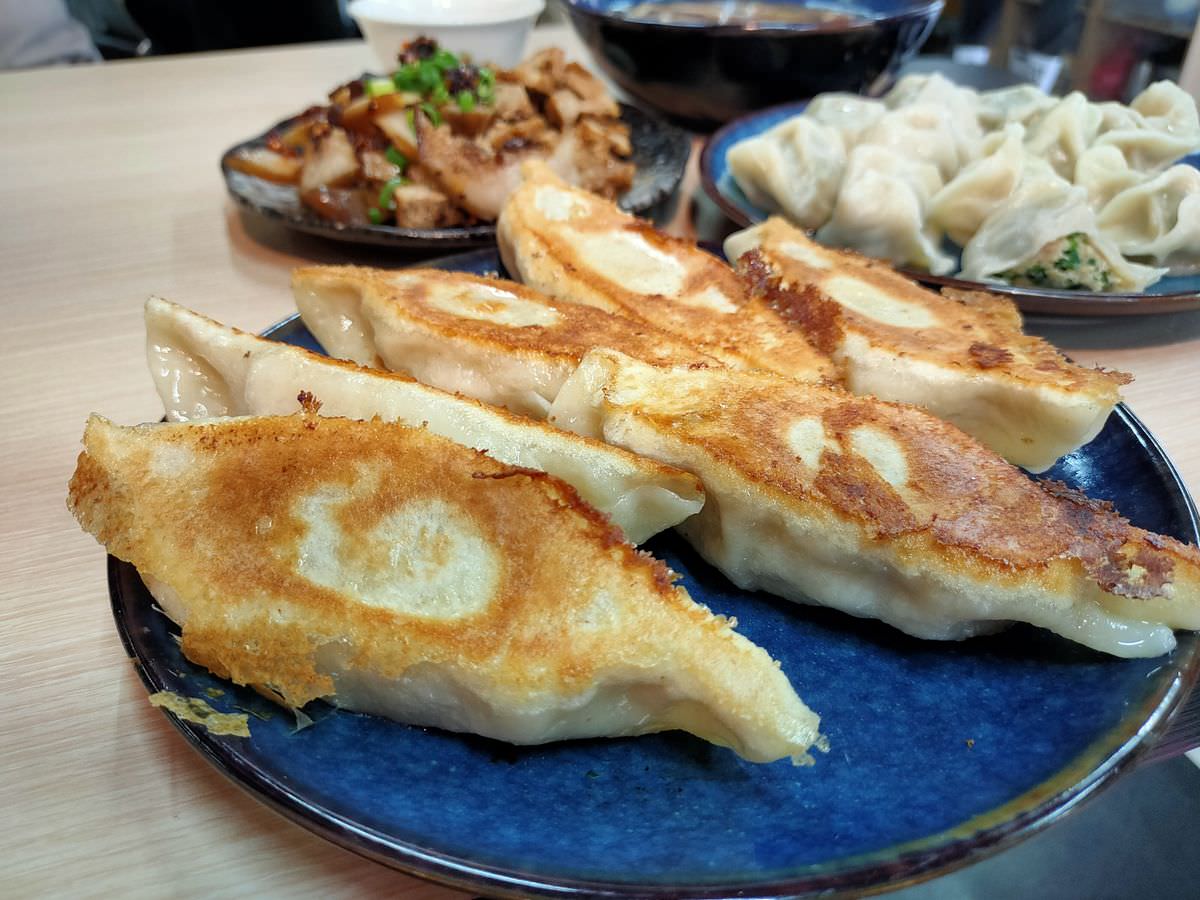 新北新店區。嗑餃子 || 碧潭旁的巨大爆汁韭黃鍋貼 - 第8張圖