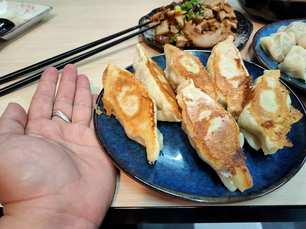 新北新店區。嗑餃子 || 碧潭旁的巨大爆汁韭黃鍋貼 - 第9張圖