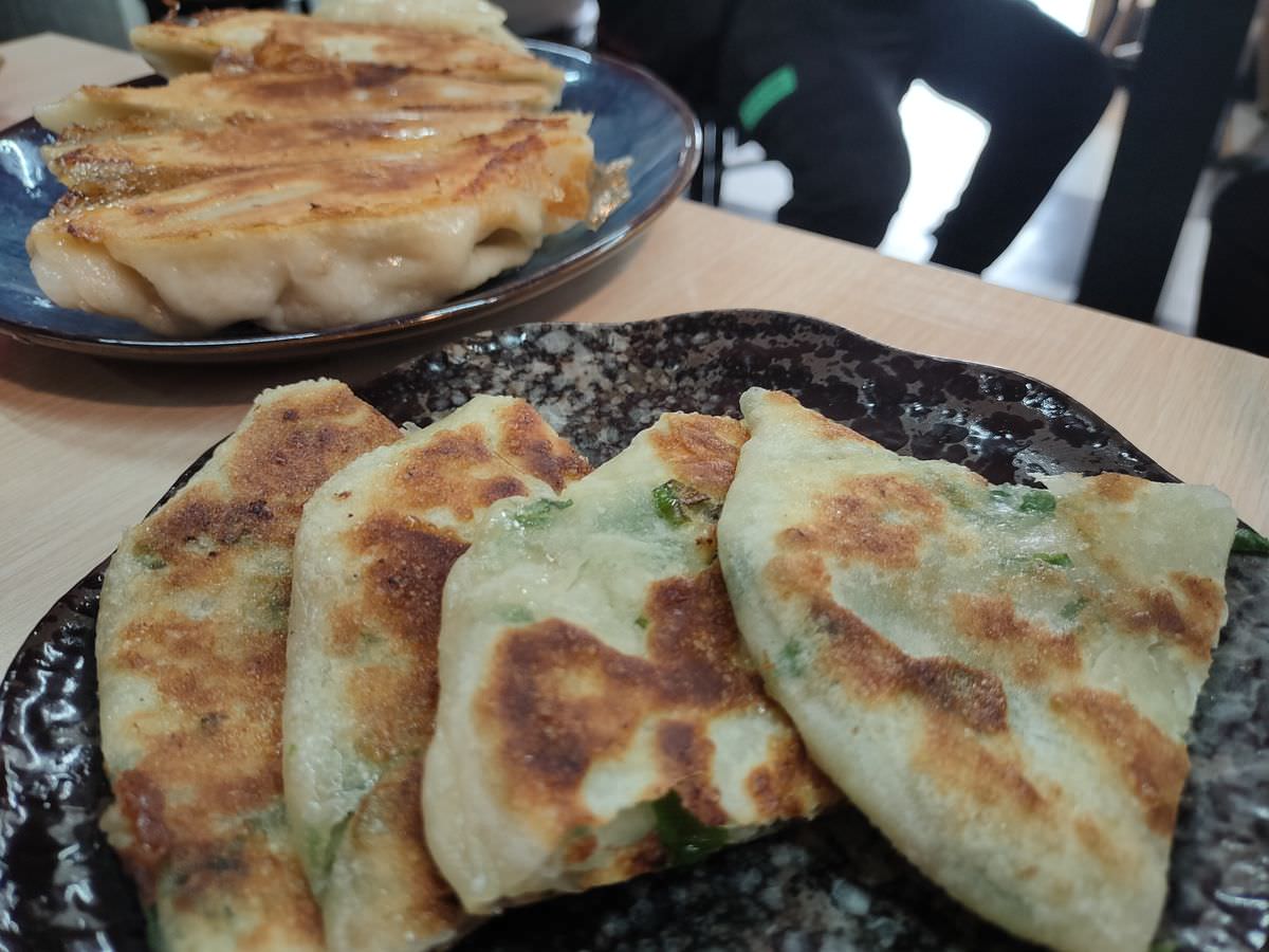 新北新店區。嗑餃子 || 碧潭旁的巨大爆汁韭黃鍋貼 - 第13張圖