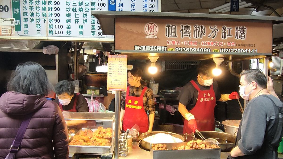 台北文山區。廖家祖傳秘方紅糟肉 || 傳承三代秘方紅糟肉,隱身傳統菜市場人氣攤位 - 第1張圖