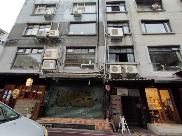 台北大安區。失物招領咖啡館 Lost and Found it cafe(已歇業) || 隱身在二樓的白色空間,藏滿美味甜點與飲品的好所在 - 第1張圖