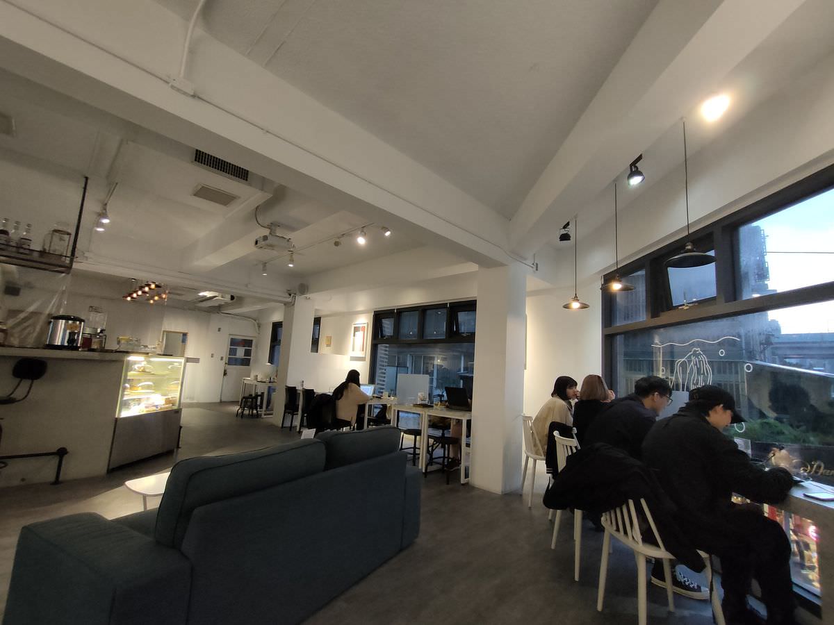 台北大安區。失物招領咖啡館 Lost and Found it cafe(已歇業) || 隱身在二樓的白色空間,藏滿美味甜點與飲品的好所在 - 第3張圖