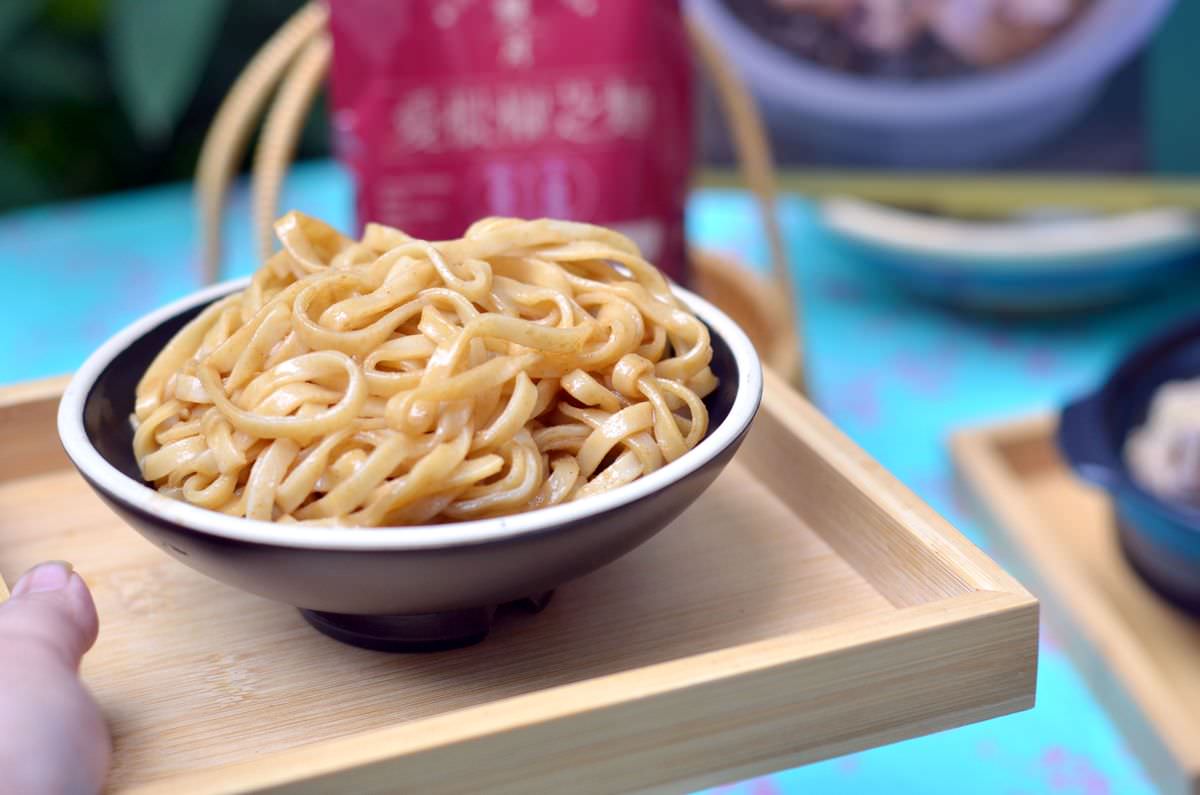 吃貨開箱。雙月食品社 || 阿甘剝皮辣椒雞湯。好市多開箱推薦必買的米其林必比登美味 - 第10張圖