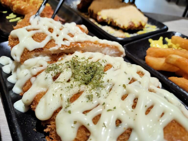 新北新店區。迎食流咖哩/蓋飯 || 貓奴必訪11只貓店長的日式咖哩店。大坪林站2號出口一分鐘就到 - 第9張圖