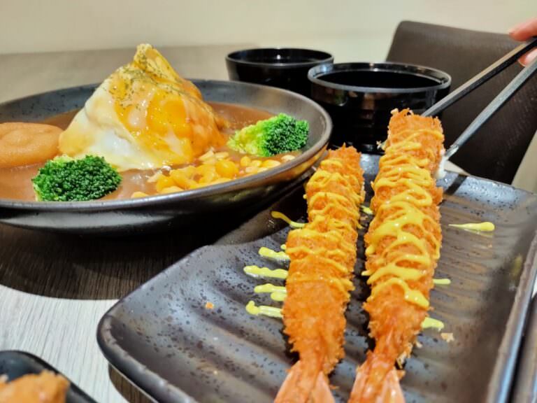 新北新店區。迎食流咖哩/蓋飯 || 貓奴必訪11只貓店長的日式咖哩店。大坪林站2號出口一分鐘就到 - 第7張圖