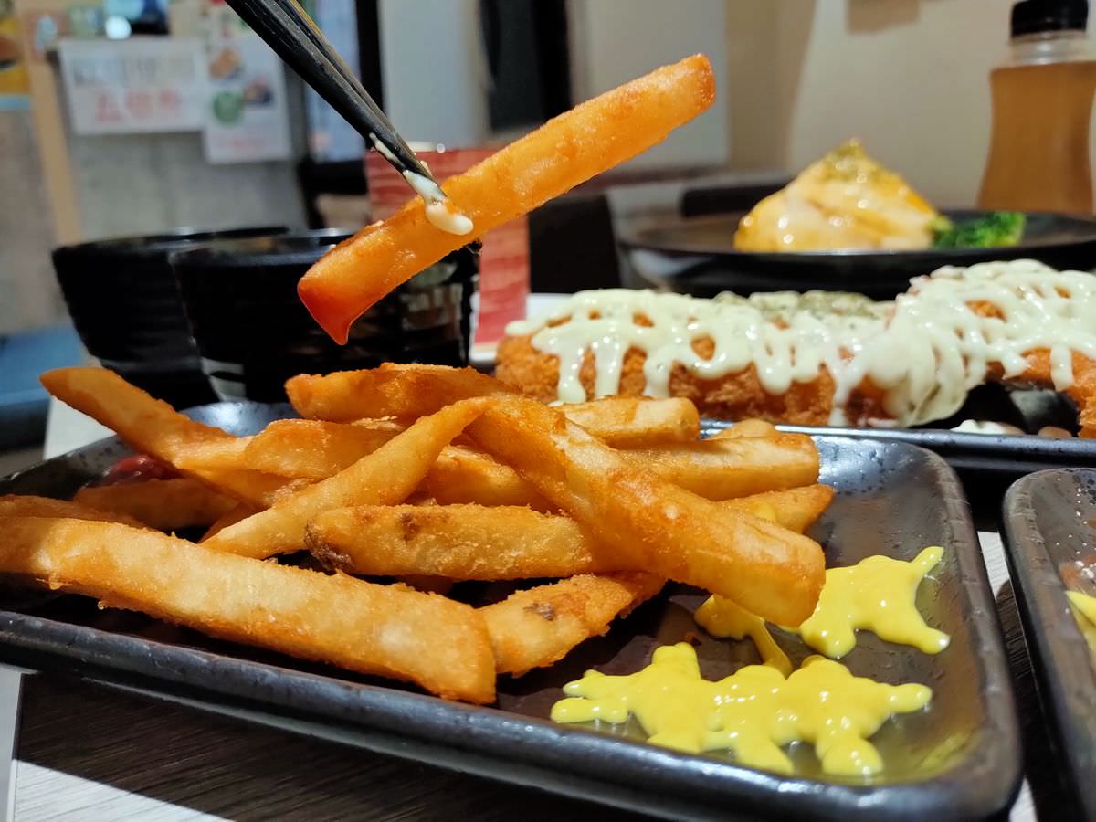 新北新店區。迎食流咖哩/蓋飯 || 貓奴必訪11只貓店長的日式咖哩店。大坪林站2號出口一分鐘就到 - 第12張圖