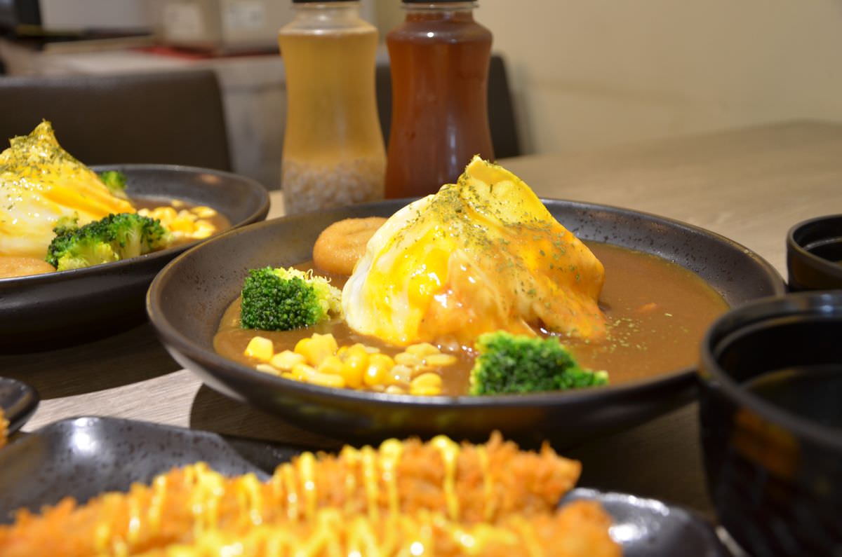 新北新店區。迎食流咖哩/蓋飯 || 貓奴必訪11只貓店長的日式咖哩店。大坪林站2號出口一分鐘就到 - 第5張圖