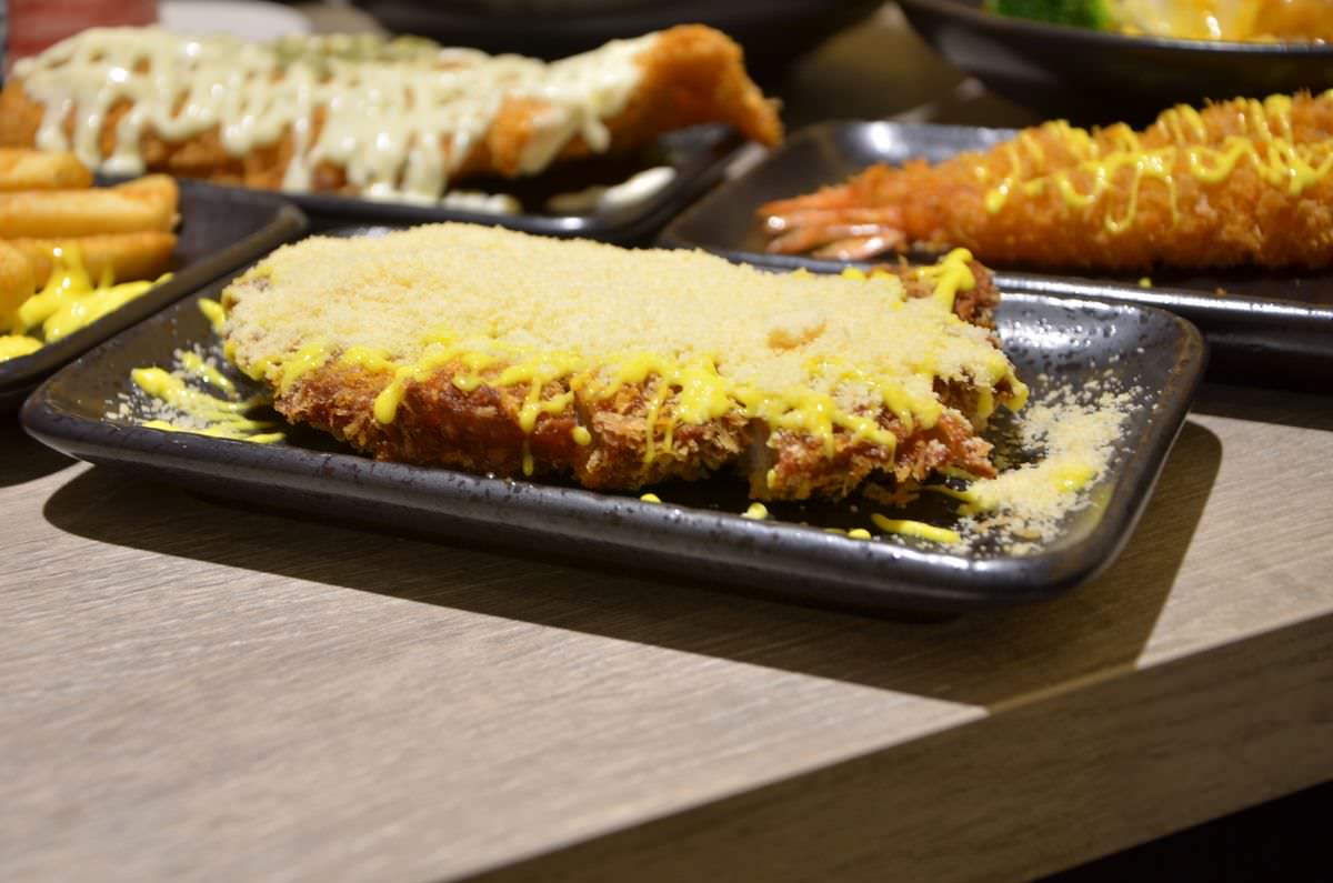 新北新店區。迎食流咖哩/蓋飯 || 貓奴必訪11只貓店長的日式咖哩店。大坪林站2號出口一分鐘就到 - 第10張圖
