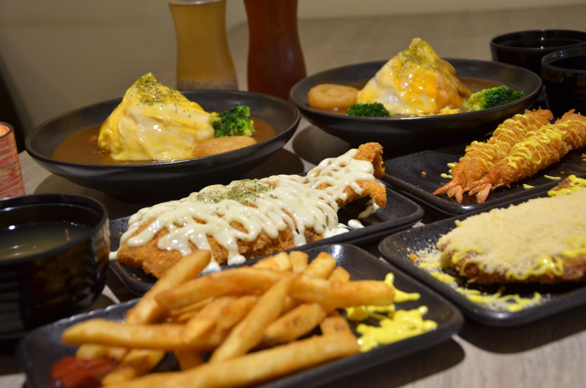 新北新店區。迎食流咖哩/蓋飯 || 貓奴必訪11只貓店長的日式咖哩店。大坪林站2號出口一分鐘就到 - 第1張圖