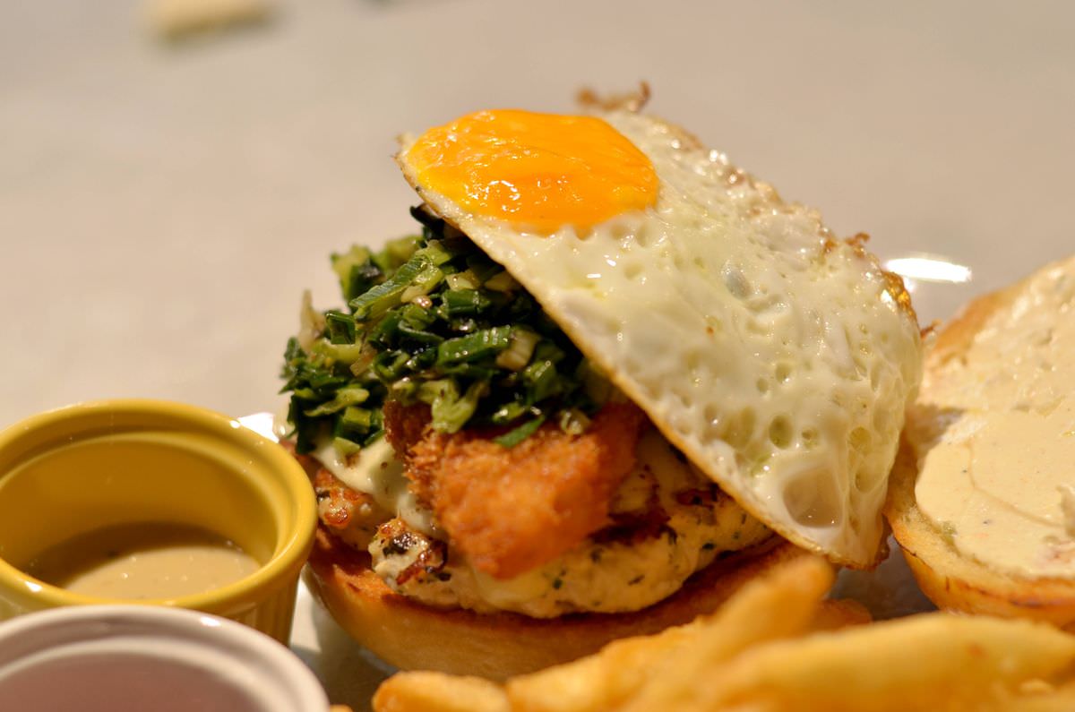 台北市松山區。暫停漢堡 Pauses Burger Bar || 清爽檸檬海陸堡雙重口感疊加大享受,優雅氛圍好放鬆 - 第9張圖