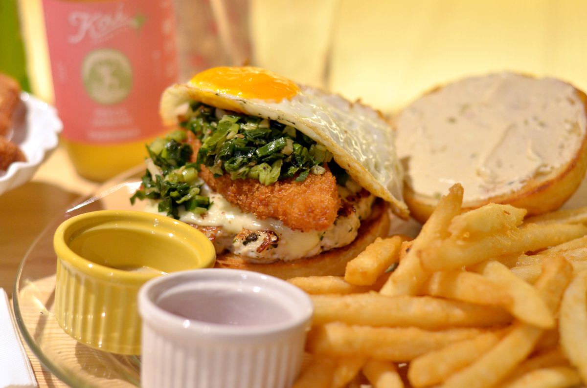 台北市松山區。暫停漢堡 Pauses Burger Bar || 清爽檸檬海陸堡雙重口感疊加大享受,優雅氛圍好放鬆 - 第8張圖
