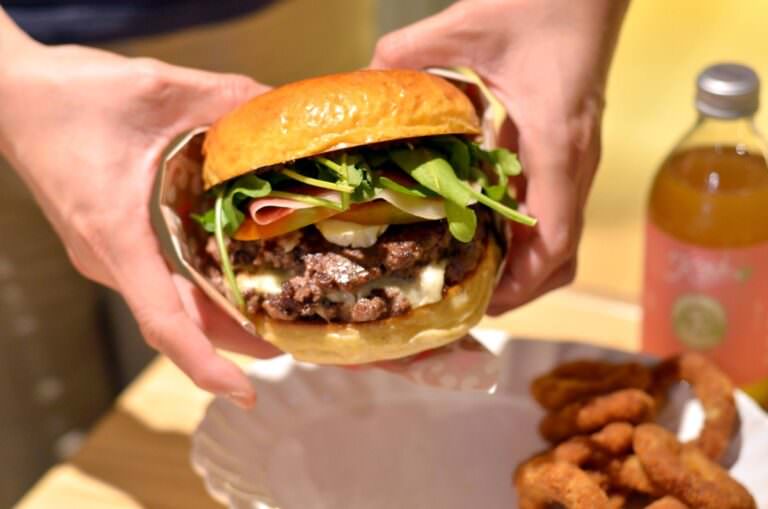 台北市松山區。暫停漢堡 Pauses Burger Bar || 清爽檸檬海陸堡雙重口感疊加大享受,優雅氛圍好放鬆 - 第5張圖