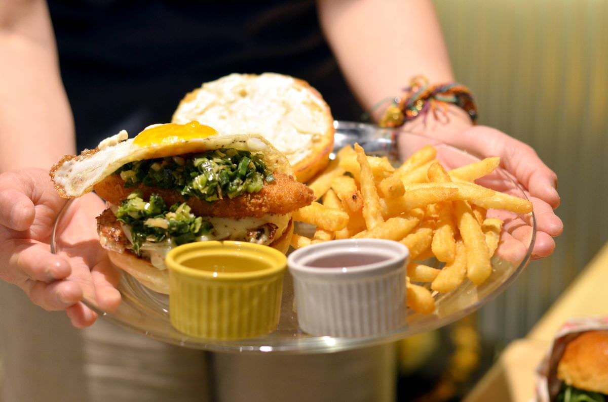 台北市松山區。暫停漢堡 Pauses Burger Bar || 清爽檸檬海陸堡雙重口感疊加大享受,優雅氛圍好放鬆 - 第10張圖