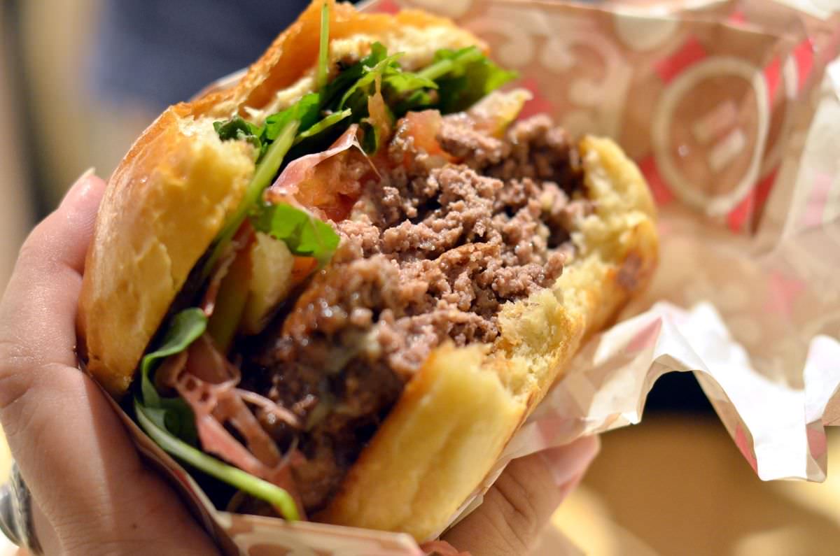 台北市松山區。暫停漢堡 Pauses Burger Bar || 清爽檸檬海陸堡雙重口感疊加大享受,優雅氛圍好放鬆 - 第7張圖