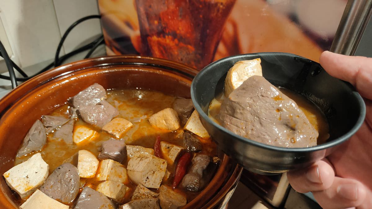 新北市中和區。食尚吃到飽涮涮鍋 || 肉肉控快來征服霸王肉山,中和吃到飽火鍋8款嚴選原肉現點現切無限爽吃 - 第23張圖