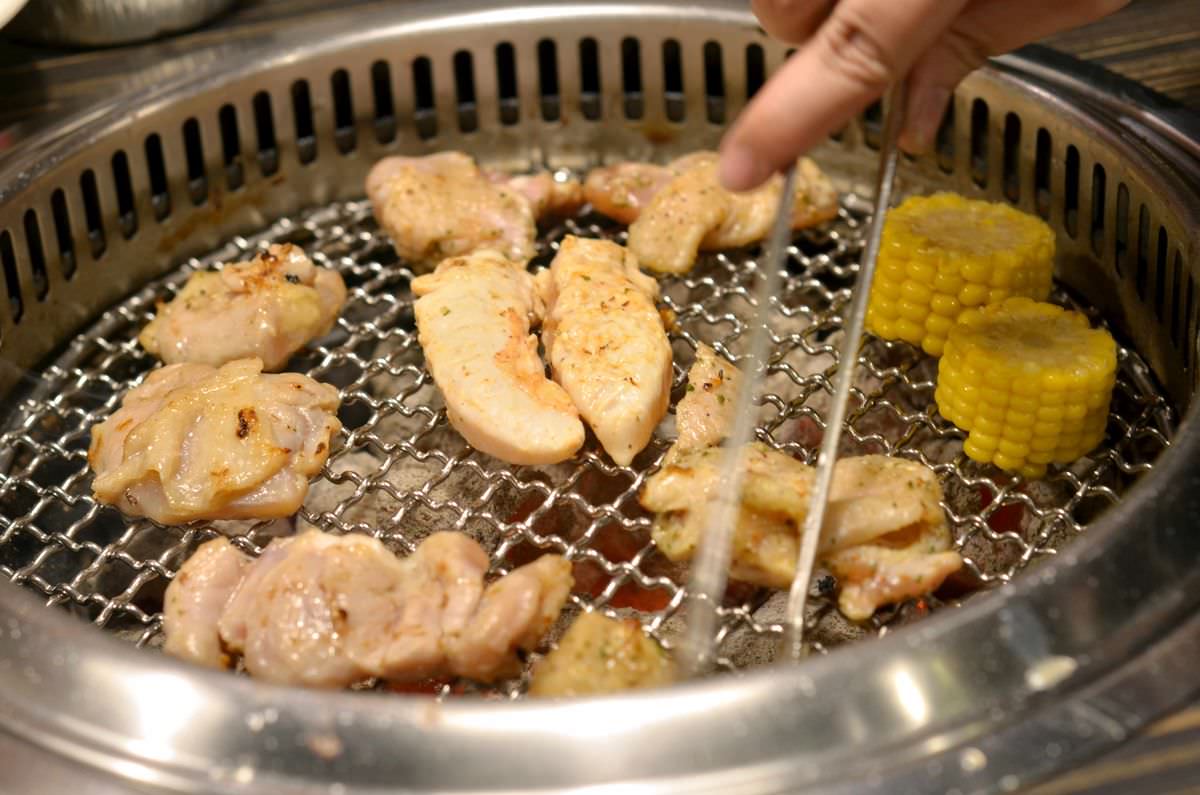 新北市新店區。燒肉眾 || 安坑燒肉吃到飽,50元銅板價大升級7品海陸好料,燒肉眾13周年慶,生日號碼對對碰快來試好運 - 第13張圖