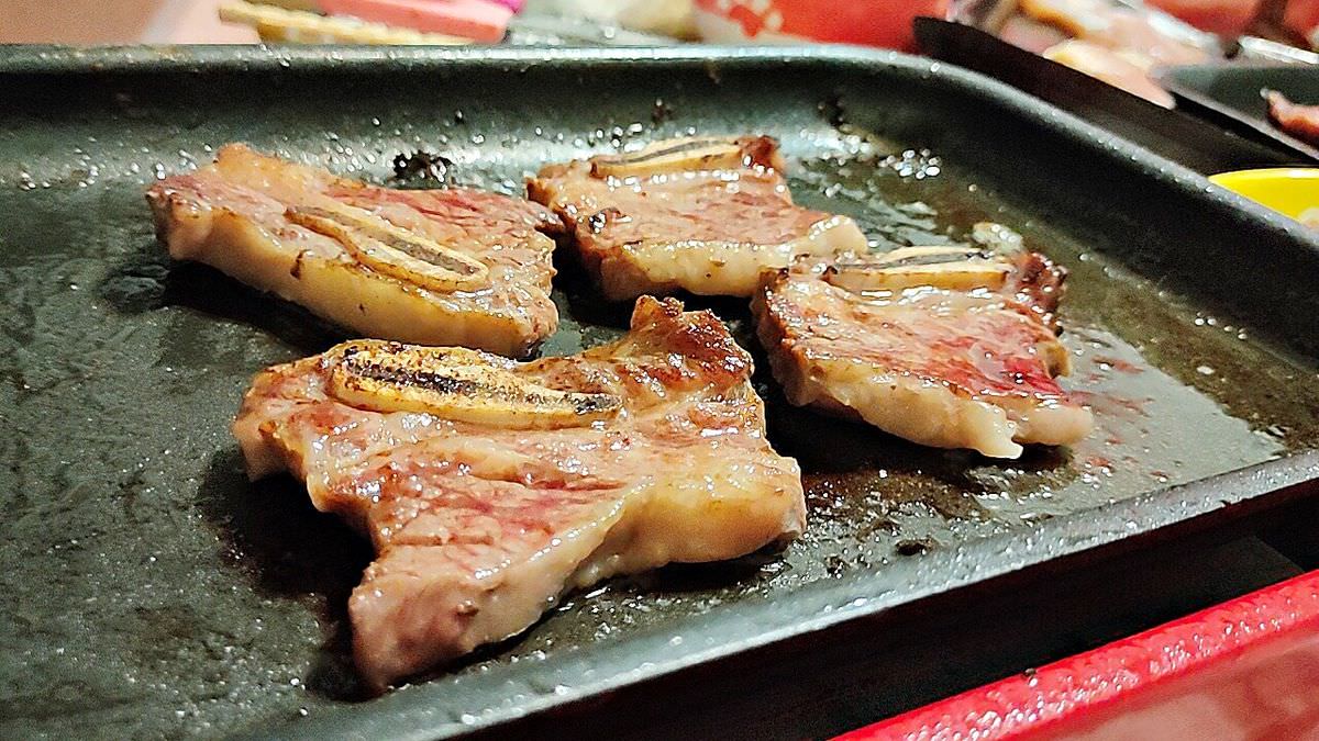 吃貨開箱。火山岩燒肉 || 中秋烤肉-50盎司特盛奢華組,滿滿12樣海陸豐盛好料,中秋宅配燒烤推薦 - 第10張圖