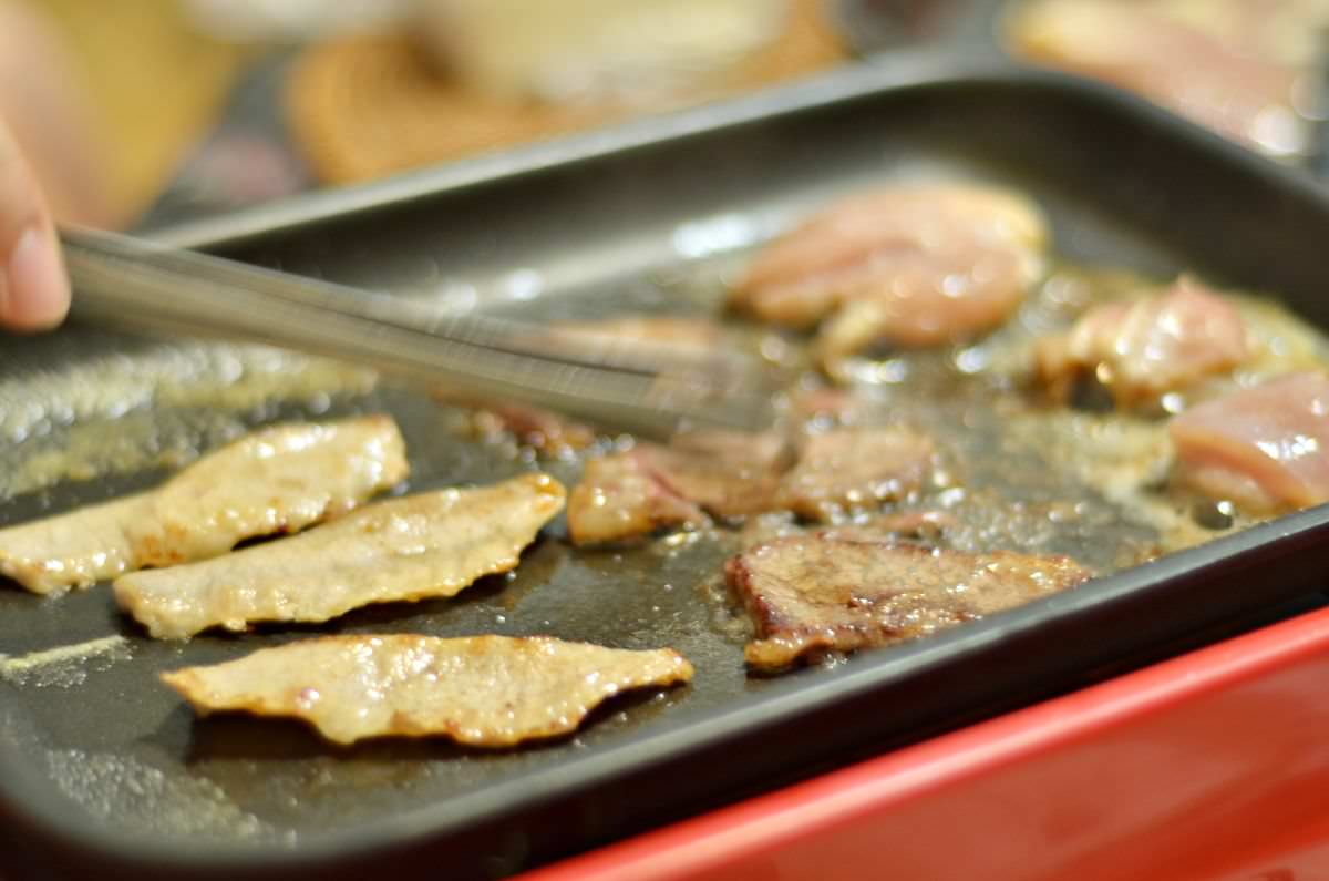 吃貨開箱。火山岩燒肉 || 中秋烤肉-50盎司特盛奢華組,滿滿12樣海陸豐盛好料,中秋宅配燒烤推薦 - 第21張圖