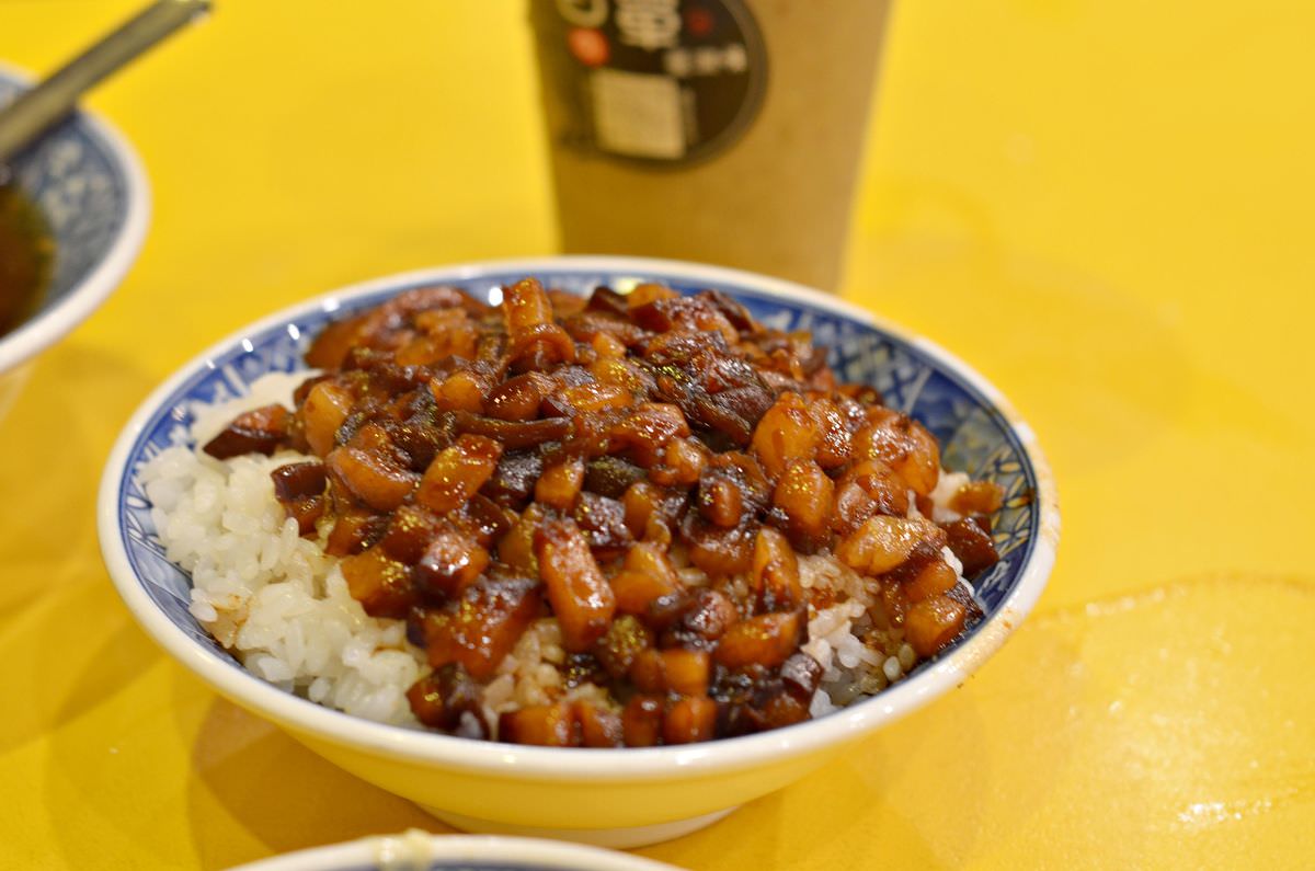 台北市萬華區。小王煮瓜 || 必吃鹹香黑金滷肉飯與清湯瓜仔肉。米其林必比登推薦超熱門台灣小吃 - 第9張圖