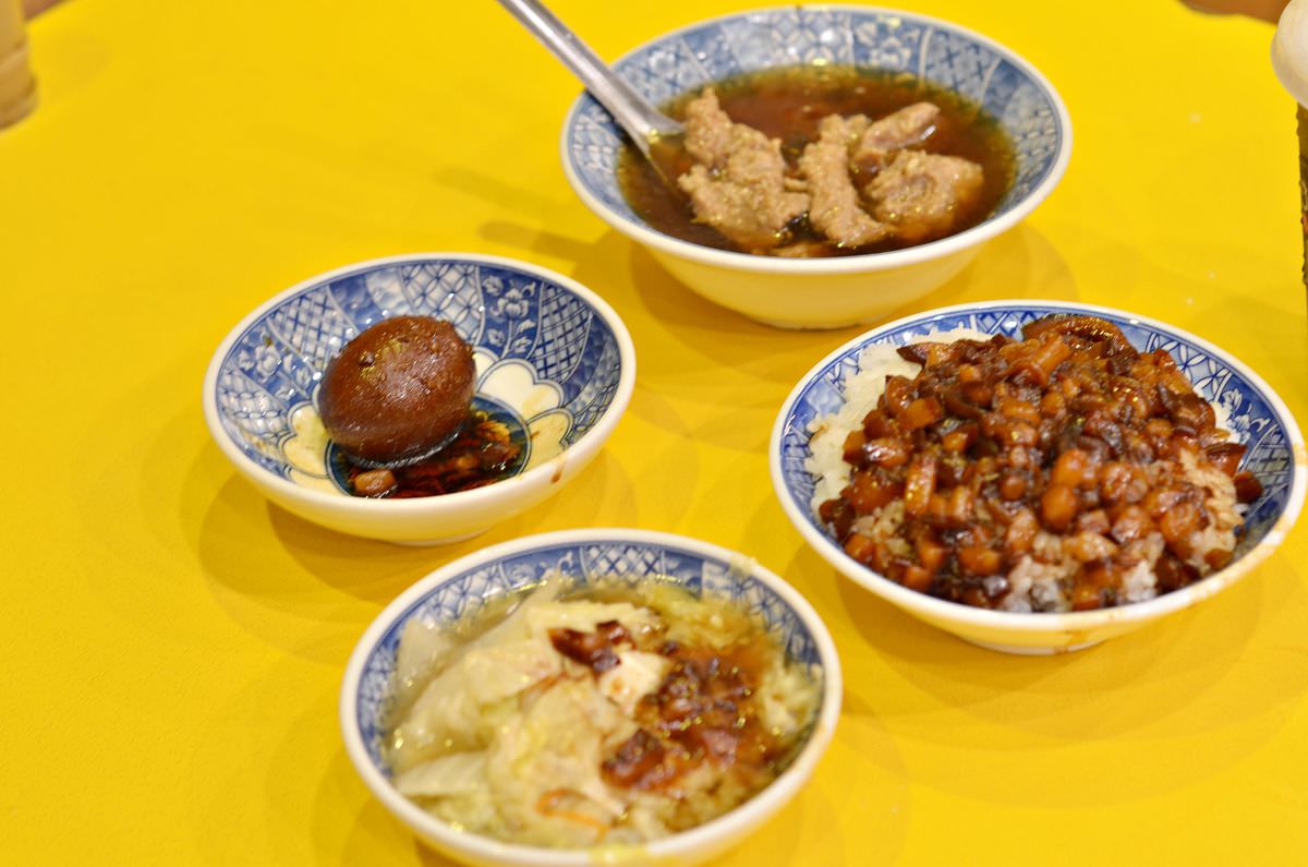台北市萬華區。小王煮瓜 || 必吃鹹香黑金滷肉飯與清湯瓜仔肉。米其林必比登推薦超熱門台灣小吃 - 第7張圖