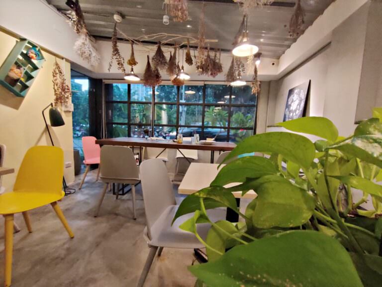 台北大安區。草泥咖啡 || 冬季限定的草莓鬆餅。吃貨們不限時的莓好食光 - 第7張圖