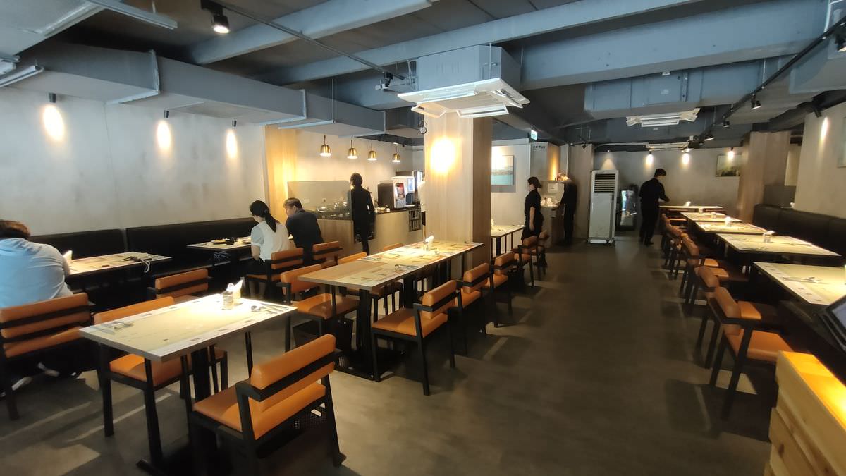 台北大安區。洋石岩燒牛排 || 台北東區牛排原肉好品質大口吃,美味自助吧吃到飽 - 第3張圖