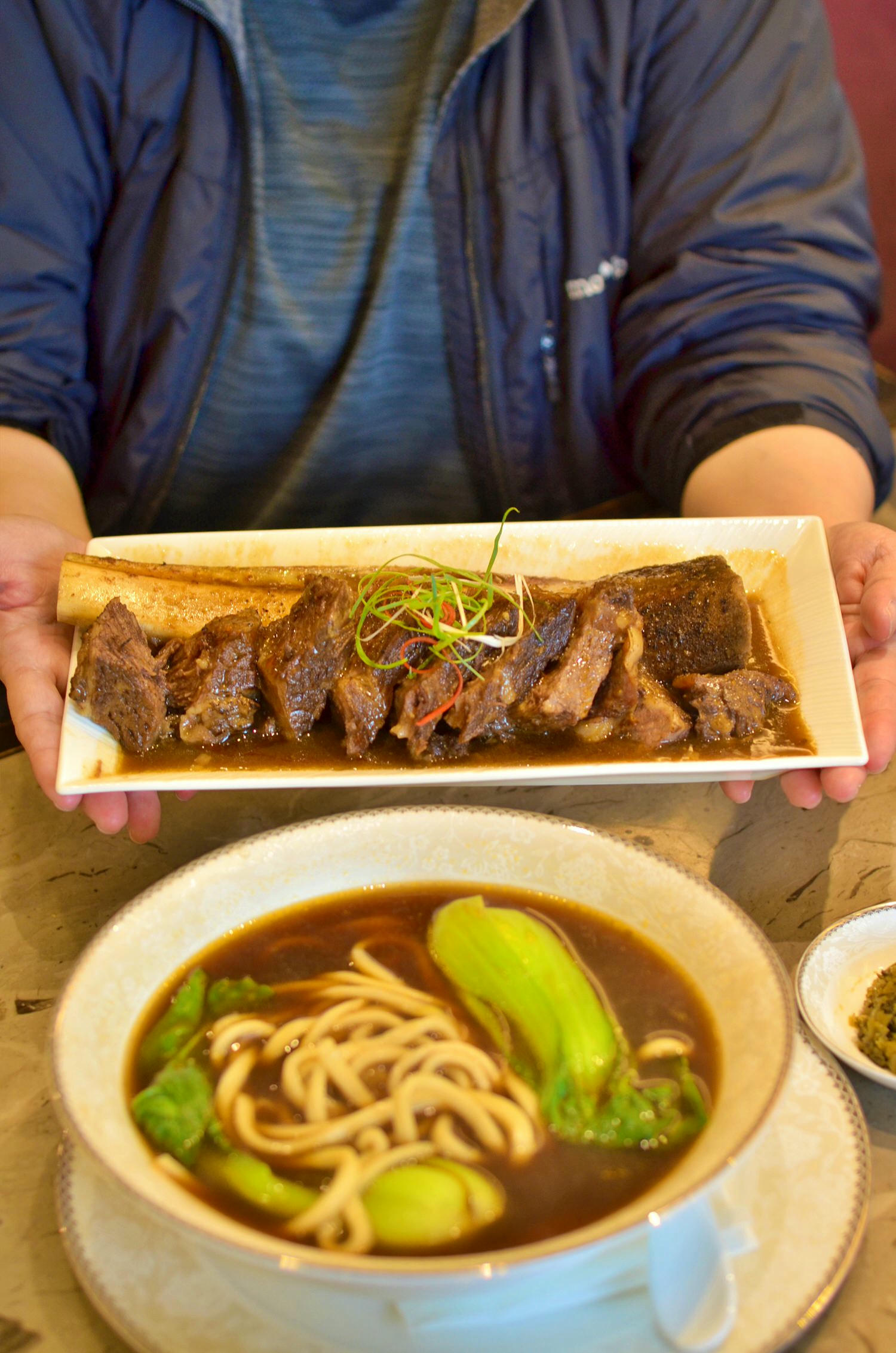 台北市南港區。Neverland Noodle Bar牛肉麵 || 手臂長浮誇牛小排牛肉麵超吸晴,南港必吃牛肉麵推薦 - 第9張圖