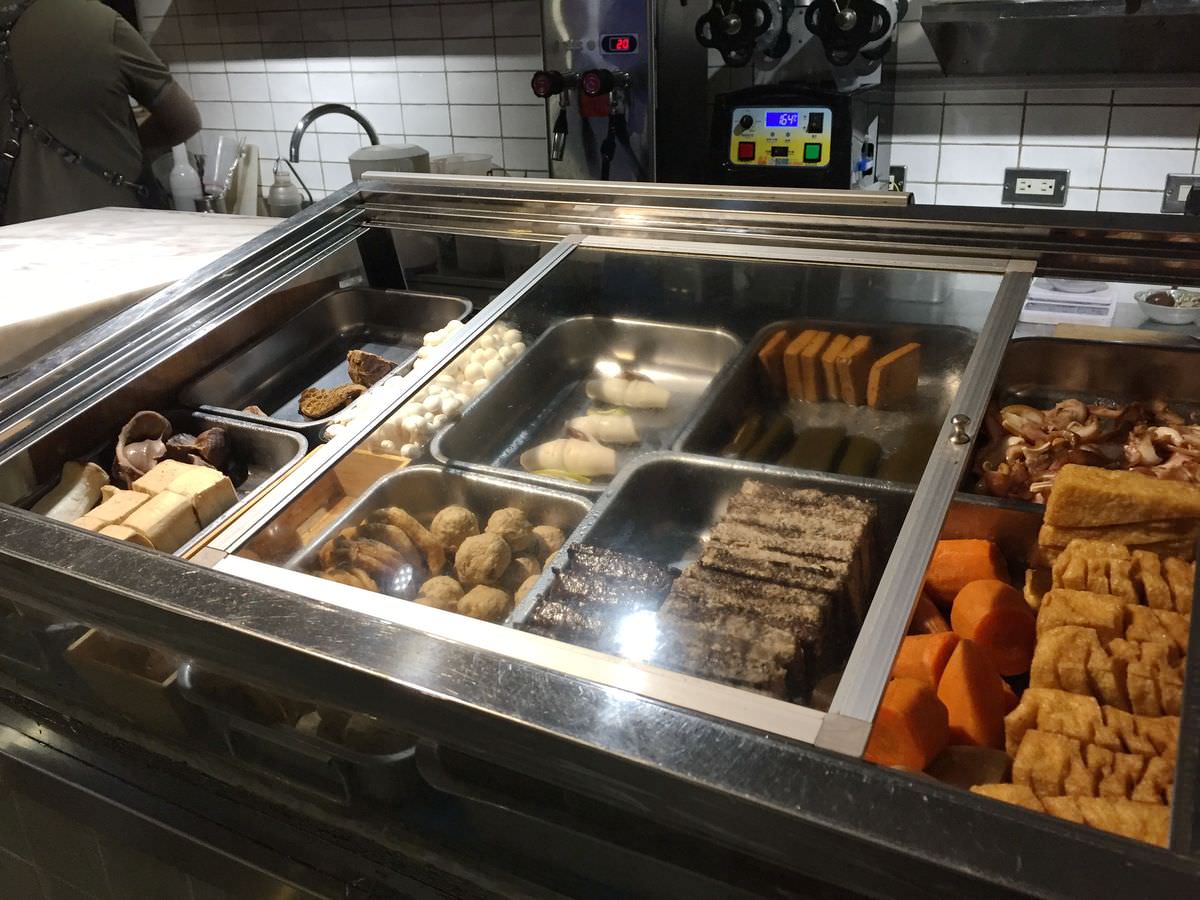 新北新店區。功夫豬私廚好麵 || 軟嫩多汁牛肉塊好功夫,滷味搭配特製沾醬好美味 - 第4張圖